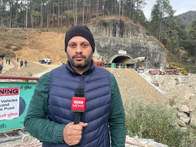 उत्तरकाशी की सिल्कयारा टनल के बाहर मौजूद बीबीसी संवाददाता अनंत झणाणें