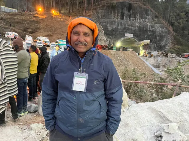 बोगद्यात अडकलेल्या नातेवाईकांचे