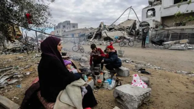 Majalisar Dinkin Duniya ta ce mutum miliyan 1.8 ne aka tarwatsa daga gidajensu a Gaza, inda wasu da dama ke zama a tantunan da aka kafa kusa da gine-gine da aka rugurguza.