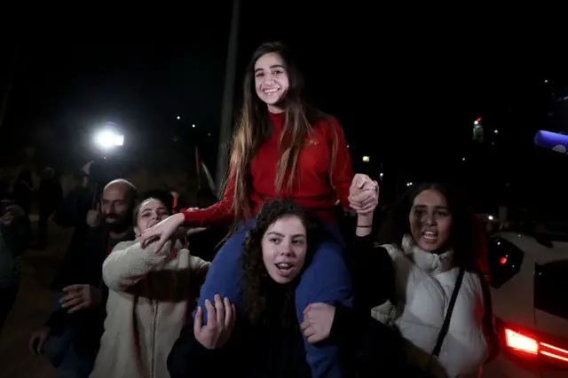 Salı günü 15 kadın ve çocuk serbest bırakıldı