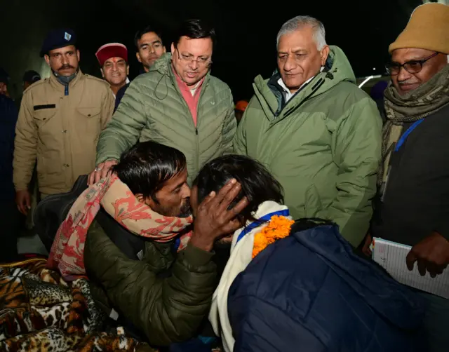 मंजीत का सिर चूमते उनके पिता