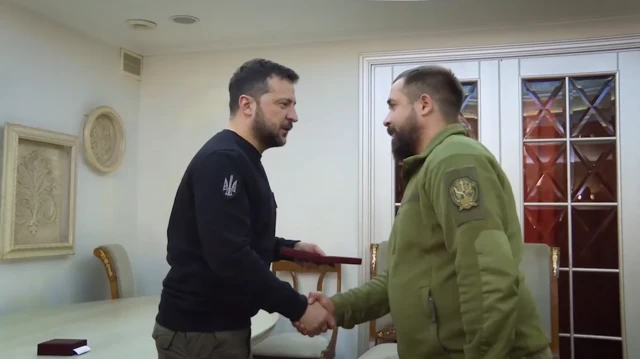 Зеленский вручил награды военным