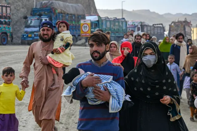 مهاجران افغان در حال بازگشت از پاکستان