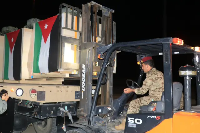 الأردن ينفذ عملية إنزال مساعدات إغاثية وعلاجية في غزة