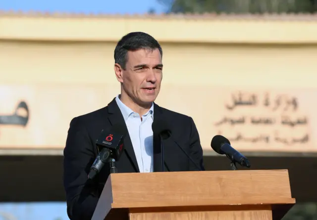 رئيس الوزراء الإسباني بيدرو سانشيز خلال زيارة معبر رفح