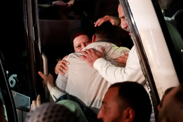 الدفعة السادسة من الإفراج عن الأسرى الفلسطينيين ضمن صفقة التبادل