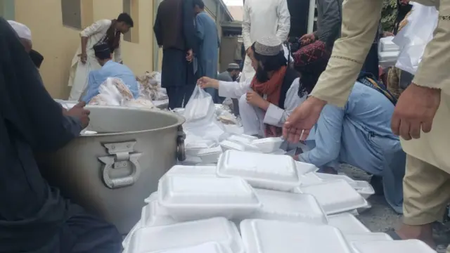 توزیع غذا
