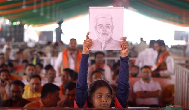 कांकेर की आकांक्षा को पीएम मोदी ने लिखा खत, चुनावी सभा में स्केच लेकर पहुंची थीं