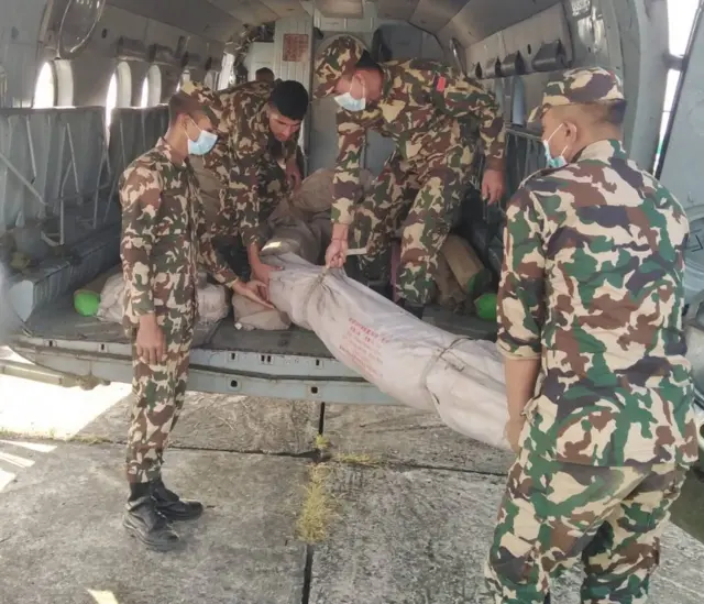 राहत सामग्री लैजादै नेपाली सेना