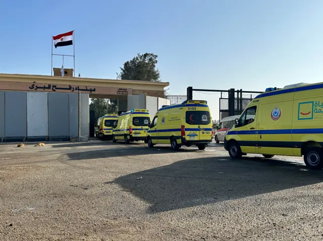 في الصورة سيارات إسعاف تدخل معبر رفح لنقل مصابين من غزة
