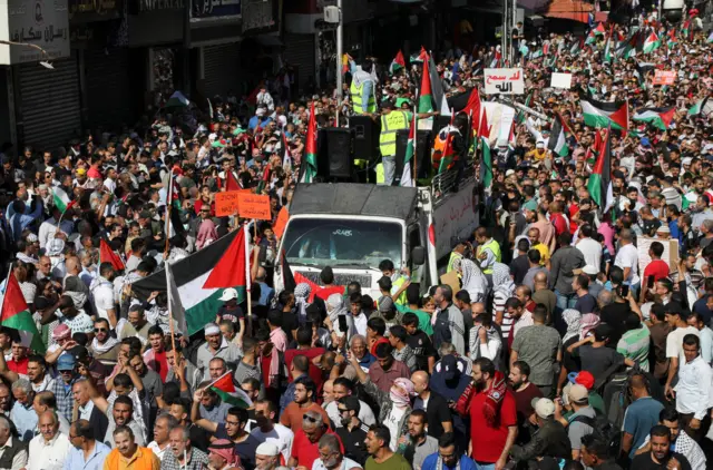 أردنيون يحملون الأعلام خلال احتجاج لدعم الفلسطينيين في غزة