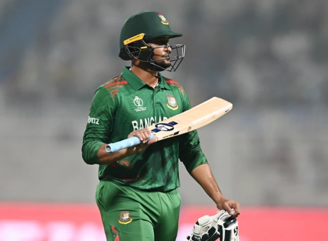 'टाइम्ड' आउट की सफल अपील करने वाले शाकिब को किया मैथ्यूज ने आउट