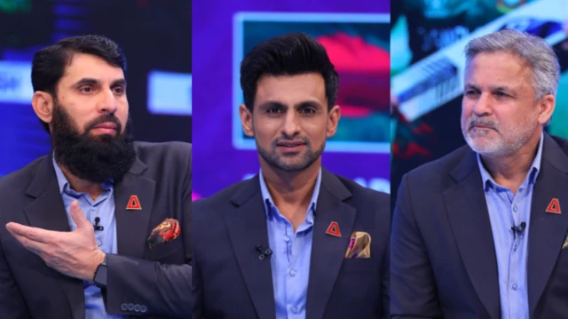 पाकिस्तान के ए स्पोर्ट्स चैनल के द पवेलियन शो में हिस्सा लेते हुए पाकिस्तान के पूर्व क्रिकेटर