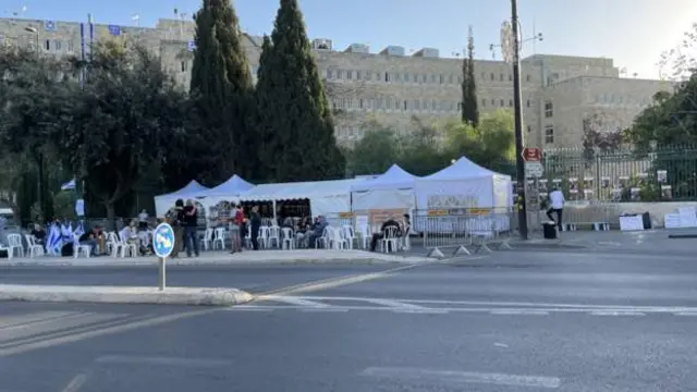 Палатки, установленные участниками акции протеста напротив здания парламента Израиля, Кнессета