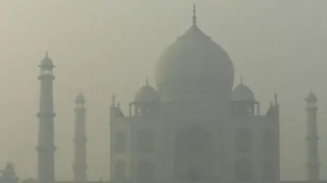 प्रदूषण की धुंध में घिरा आगरा स्थित ताजमहल. ये तस्वीर आज सुबह की है.