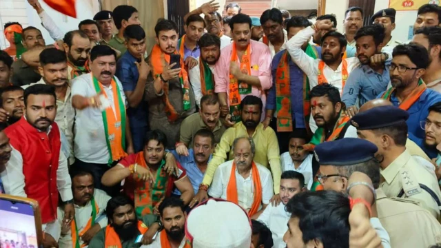 बीजेपी नेता बृजमोहन अग्रवाल के समर्थक