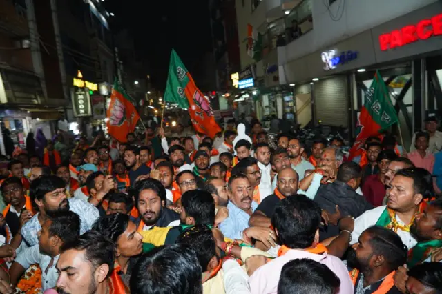 बीजेपी नेता बृजमोहन अग्रवाल के समर्थक