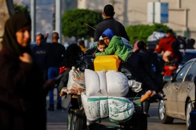فلسطینی‌ها در حال ترک خانه‌های خود پس از شروع مجدد درگیری‌ها