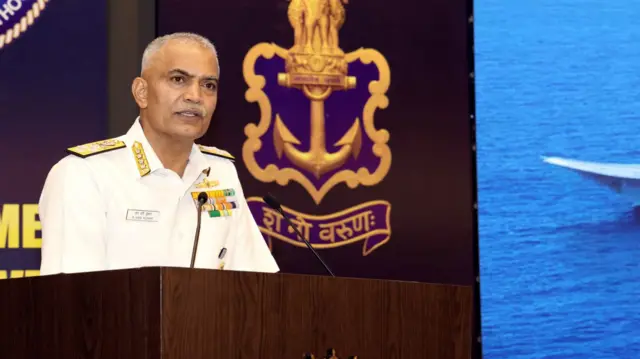 भारतीय नौसेना प्रमुख एडमिरल आर हरि कुमार