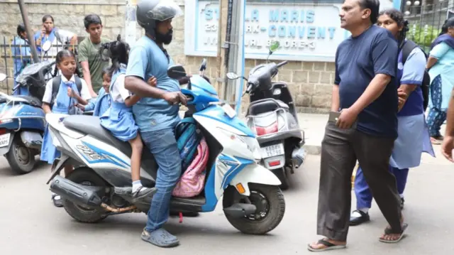 बच्चों के साथ पेरेंट्स