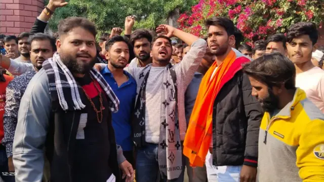 प्रदर्शन करते हिंदूवादी छात्र