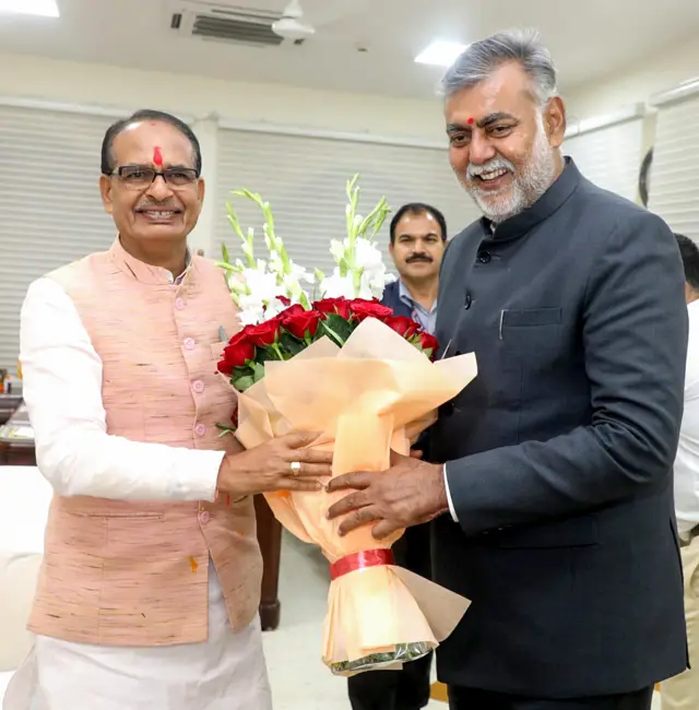 प्रहलाद पटेल के साथ सीएम चौहान