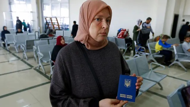 Женщина с паспортом Украины