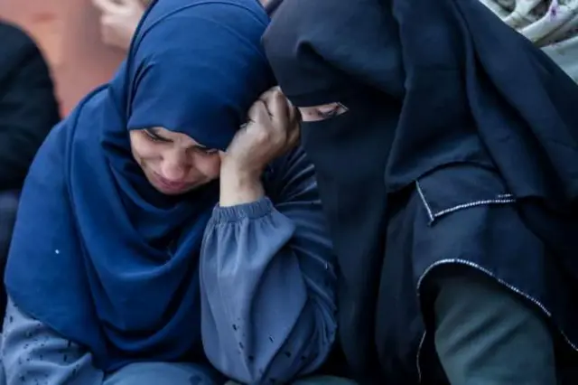 عزاداری یک خانواده فلسطینی برای اعضای خانوادهشان که کشته شدهاند
