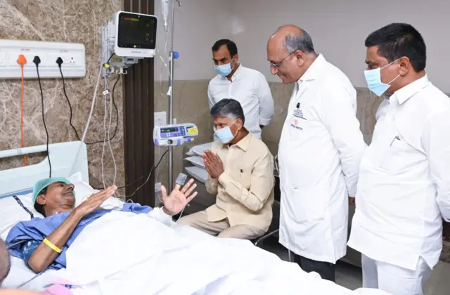 కేసీఆర్‌తో మాట్లాడుతున్న చంద్రబాబు