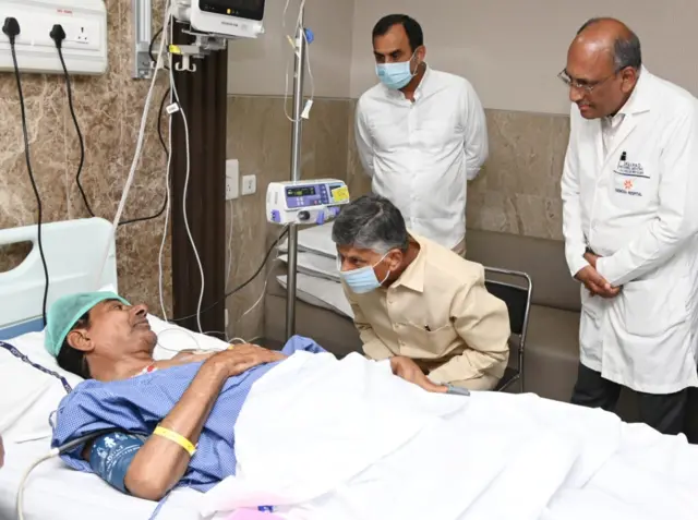 కేసీఆర్‌తో మాట్లాడుతున్న చంద్రబాబు