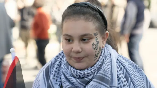 التجمهر الفلسطيني المشارك في الفعالية ضم أطفالا كما شارك فيه آباء وأمهات حملوا أطفالهم على أكتفاهم