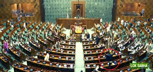 लोकसभा में कूदा व्यक्ति