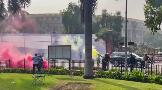 संसद भवन परिसर के बाहर उड़ता हुआ धुआँ