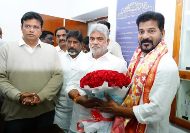 గడ్డం ప్రసాద్ కుమార్‌ను అభినందిస్తున్న రేవంత్ రెడ్డి