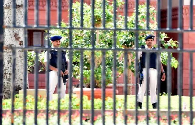 పార్లమెంటులో భద్రతా లోపం