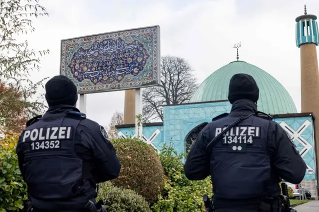 Полиция во время рейда в Исламском центре Гамбурга