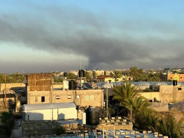 سحب الدخان تتصاعد من مواقع القصف في خان يونس