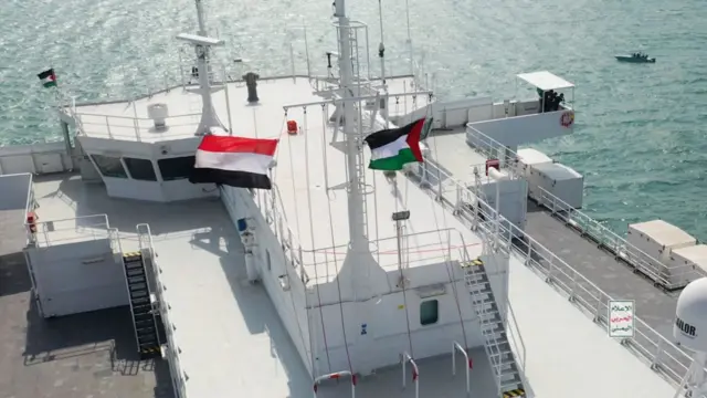 استولى الحوثيون اليمنيون على سفينة غالاكسي في البحر الأحمر قبالة ساحل الحديدة، في 20 نوفمبر/تشرين الثاني 2023 ورفعوا العلمين اليمني والفلسطيني