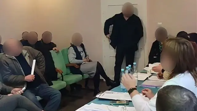 وقتی این حمله اتفاق افتاد جلسه شورا در حال پخش زنده در اینترنت بود