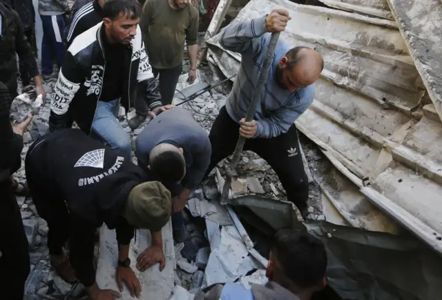 فلسطينيون يسابقون الزمن وبأدوات بدائية لإنقاذ مدنيين
