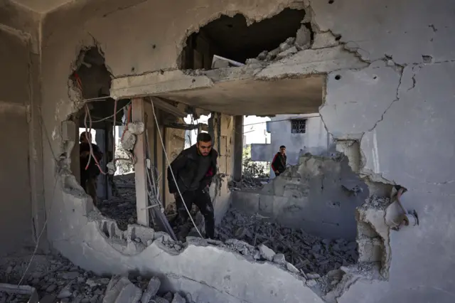 فلسطينيون يتفقدون منزلا فجرته قوات الجيش الإسرائيلي في جنوب نابلس بالضفة الغربية المحتلة بدعوى مشاركة صاحبه في قتل إسرائيلي قبل شهور.