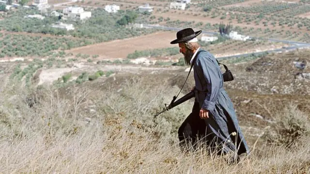 مستوطن مسلح