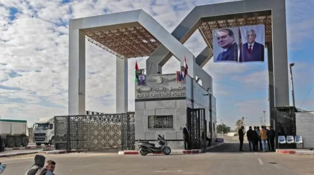 معبر رفح الحدودي بين الاراضي الفلسطينية ومصر هو شريان الحياة الرئيسي لقطاع غزة بعد إحكام إسرائيل إغلاقها للمعابر بين أراضيها والقطاع المحاصر منذ عام 2006.