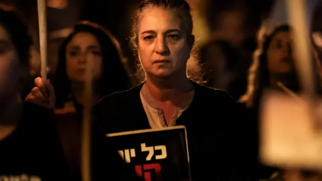 Женщина с плакатом