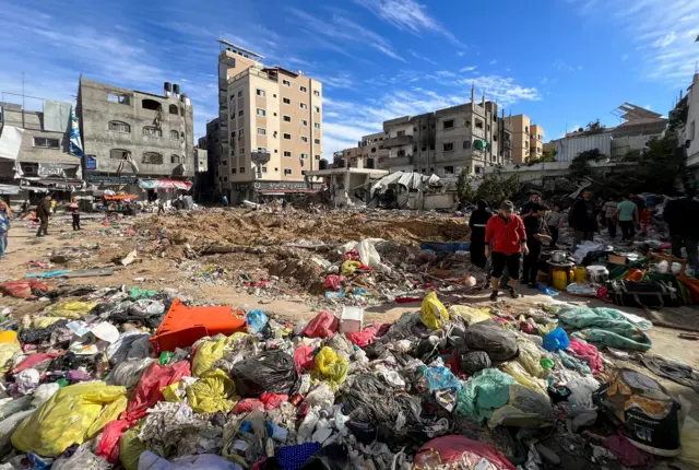 فلسطينيون يتفقدون الأضرار التي أعقبت غارة إسرائيلية على مستشفى كمال عدوان شمالي قطاع غزة في 16 ديسمبر 2023
