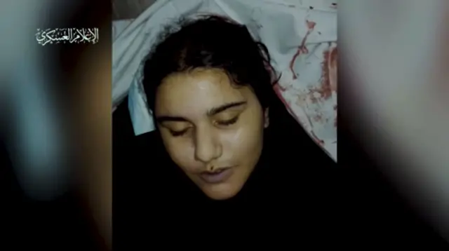 من الرهائن في الفيديو