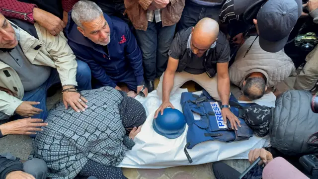 مشيعون في جنازة مصور الجزيرة سامر أبو دقة، الذي قُتل الجمعة أثناء قيامه بتغطية قصف سابق لمدرسة تؤوي النازحين