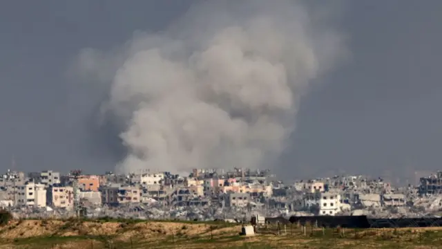 дым, поднимающийся над Газой после израильских авиаударов в воскресенье 17 декабря 2023 г.