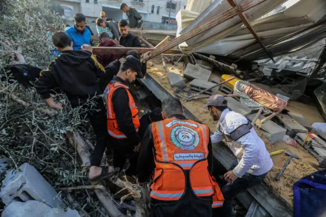 Спасатели разбирают завалы в поисках выживших после ударов в Рафахе, 17 декабря 2023г