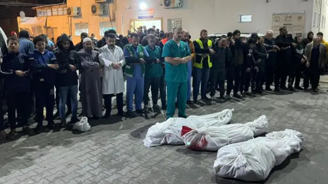 Жители Джабалии совершают заупокойную молитву по своим землякам, погибшим в результате обстрела